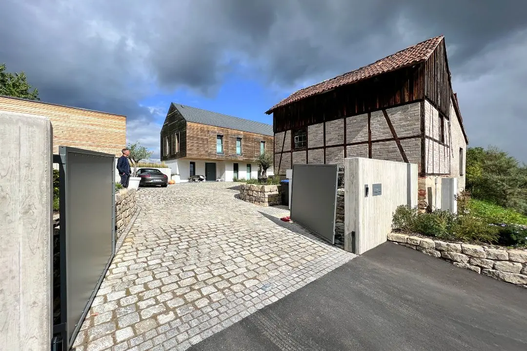 Modernes Einfamilienhaus mit Lärchenholzschalung und Schiebeläden in Krölpa, Architekt Michael Flagmeyer