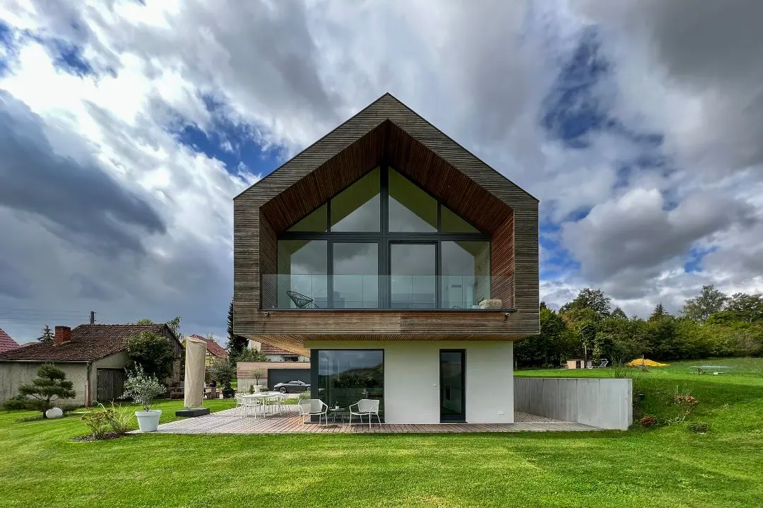 Modernes Einfamilienhaus mit Lärchenholzschalung und Schiebeläden in Krölpa, Architekt Michael Flagmeyer